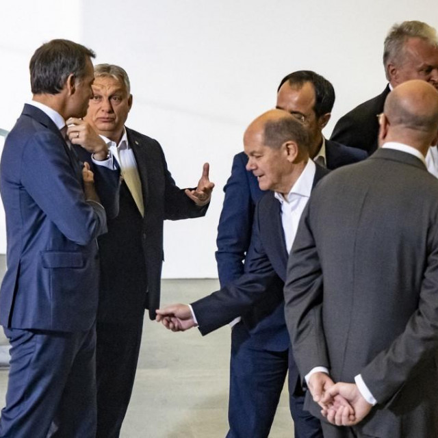 &lt;p&gt;Viktor Orban i Olaf Scholz nakon poziranja za zajedničku fotografiju na summitu&lt;/p&gt;