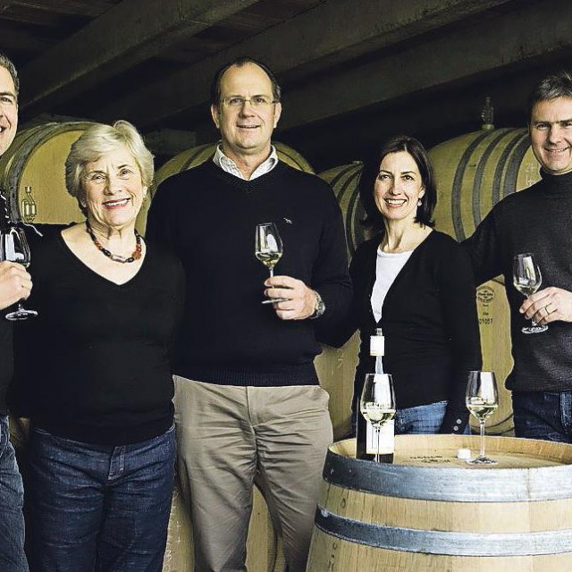&lt;p&gt;Generacija obitelji Brajkovich koja danas upravlja vinarijom sastoji se od tri brata i sestre, Michaela, Milana, Paula i Marijane. Na ovoj je fotografiji s njima i gospođa Melba&lt;/p&gt;
