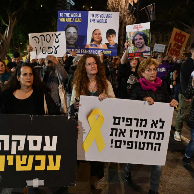 Skup obitelji taoca u Tel Avivu