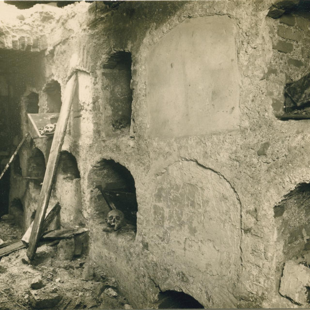 &lt;p&gt;Grobnice u kripti uz crkvu sv. Marije na Dolcu (foto: Rudolf Firšt, 1928.)&lt;/p&gt;