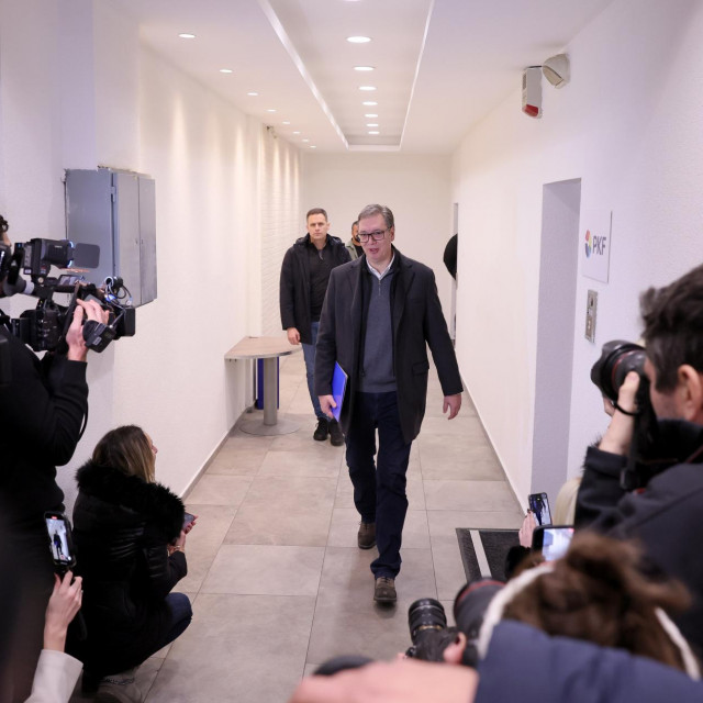 &lt;p&gt;Aleksandar Vučić dolazi u izborni stožer stranke SNS u očekivanju prvih neslužbenih rezultata &lt;/p&gt;