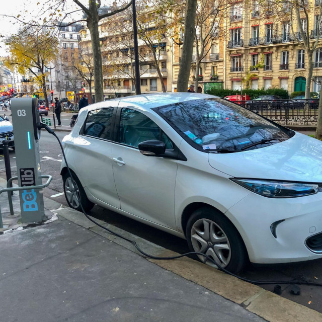 Električni auto na punjaču, Francuska