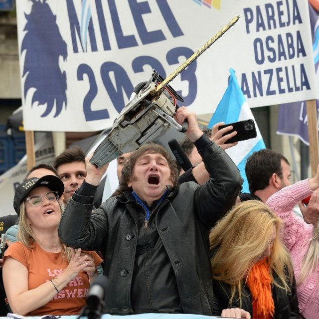 Javier Milei u predizbornoj kampanji u kojoj je njegove ekonomske planove simbolizirala motorna pila