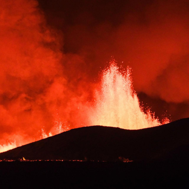 &lt;p&gt;Lava na poluotoku Reykjanes 3km od Grindavika&lt;/p&gt;