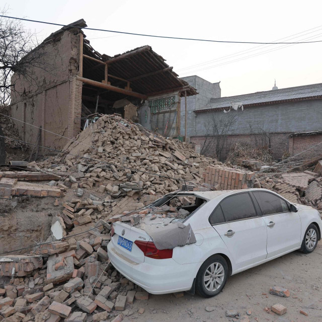 Srušena zgrada i oštećeni auto u potresu u gradu Dahejia u pokrajini Gansu