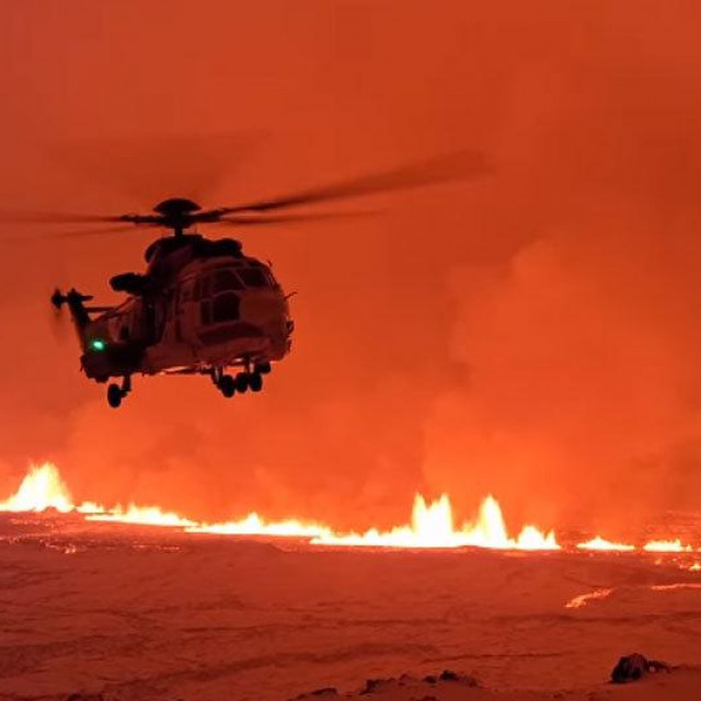 &lt;p&gt;Helikopter obalne straže blizu erupcije&lt;/p&gt;