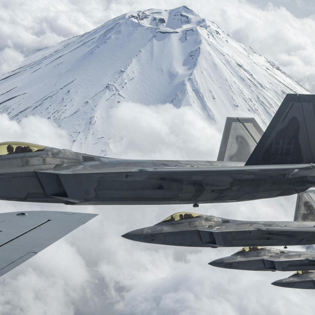 &lt;p&gt;borbeni avioni F-22 Raptori lete pokraj Mt. Fuji&lt;/p&gt;