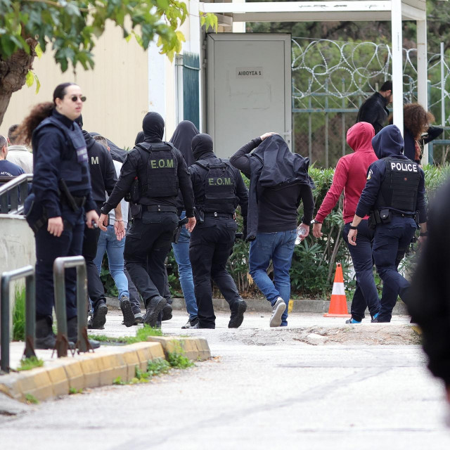 Hrvatski navijači pod pratnjom policije dolaze na sud u Ateni (arhivska fotografija)