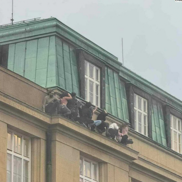 Studenti koji su se od napadača skrili na krovu zgrade u centru Praga