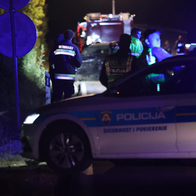 Prugovo, 171023.
Dvoje ljudi smrtno je stradalo u prometnoj nesreci triju vozila oko 20 sati na drzavnoj cesti u mjestu Prugovo kod Klisa u Dalmatinskoj Zagori.
Na fotografiji: policijski ocevid.
