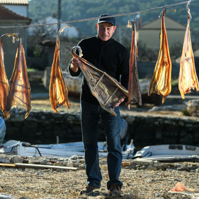&lt;p&gt;Marko Torić i fileti morskog psa na sušenju u Vrgadi&lt;/p&gt;
