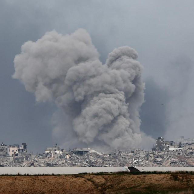 Stanovnici kažu da grad proživljava konstantno zračno bombardiranje i granatiranje iz izraelskih tenkova