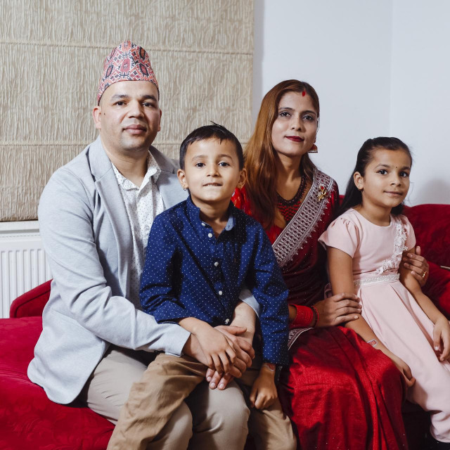 &lt;p&gt;Nepalac Tika Sharma sa svojom obitelji&lt;/p&gt;
