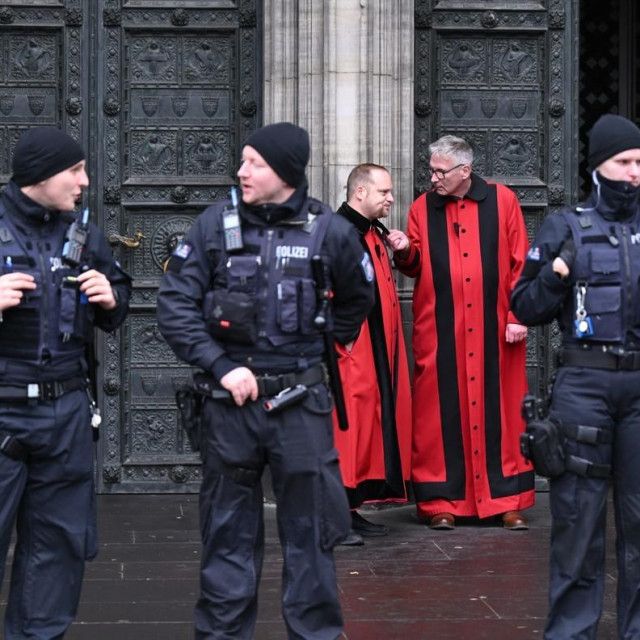 &lt;p&gt;Policija ispred katedrale u Kölnu&lt;/p&gt;