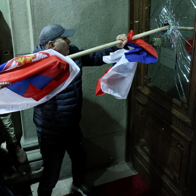 Prosvjednici pokušavaju ući u Skupštinu Beograda