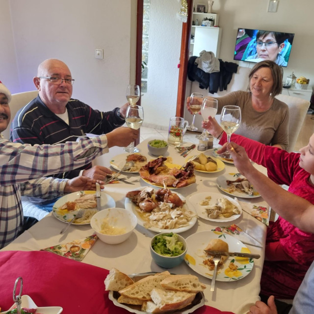 Nepalac Kachi Acara na božićnome ručku sa članovima obitelji Matić, Đelom, Dinkom i Mirom