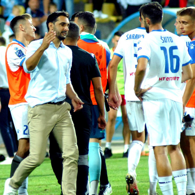 Trener Marijan Budimir čestita svojim igračima na pobjedi