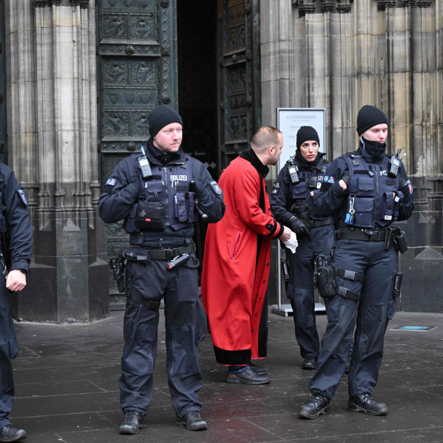 &lt;p&gt;Policija ispred katedrale u Koelnu&lt;/p&gt;