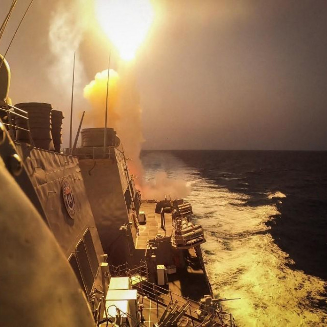 Američki ratni brod pokušava uništiti projektil Huta/Arhivska fotografija