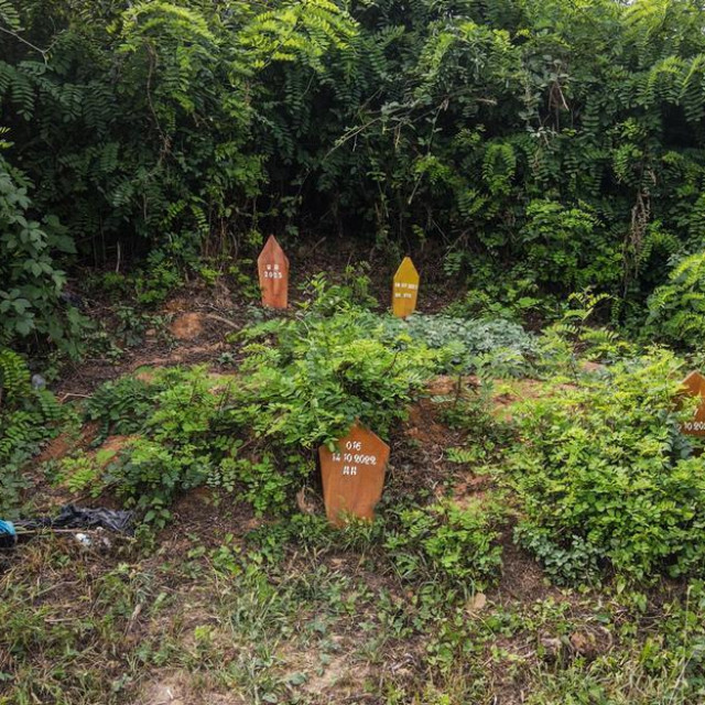 Grobovi nepoznatih migranata prepušteni zaboravu