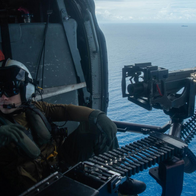 Američki vojnik pri letu iznad nosača aviona USS Ronald Reagan