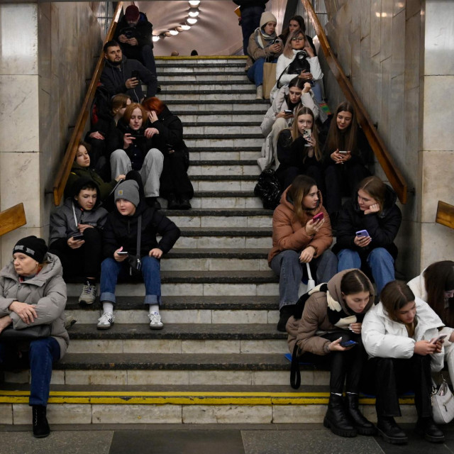 Na fotografiji: Građani se od ruskih napada skrivaju na kijevskoj metro stanici
