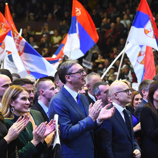 &lt;p&gt;Srbijanski predsjednik Aleksandar Vučić uvijek pazi da bude okružen mnoštvom zastava&lt;/p&gt;

&lt;p&gt;DRAGAN GOJIC/BETAPHOTO/Sipa Press/Profimedia&lt;/p&gt;