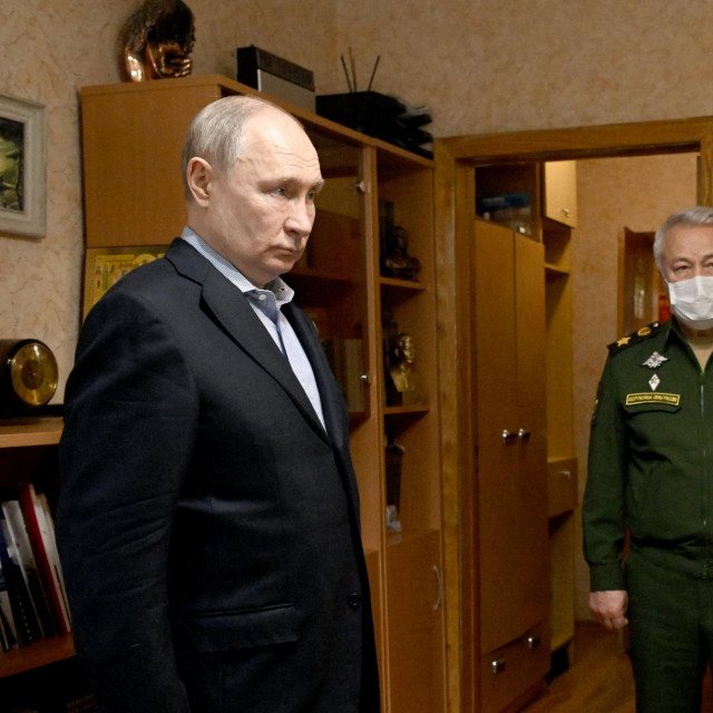 Vladimir Putin tijekom posjeta vojnoj bolnici u Moskvi