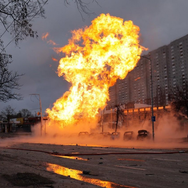 Požar nakon pada krhotina rakete nakon ruskog raketnog napada na Kijev