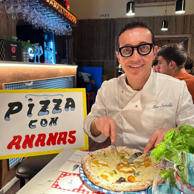 &lt;p&gt;Gino Sorbillo sa svojom pizzom od ananasa&lt;/p&gt;