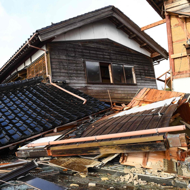 Oštećene kuće u gradu Anamizuu
