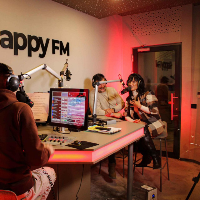 Gosti ovotjedne emisije Special Happy Showa bili su Begini koji su slušateljima predstavili svoju novu frontmenicu Lily – Ljiljanu Galić
