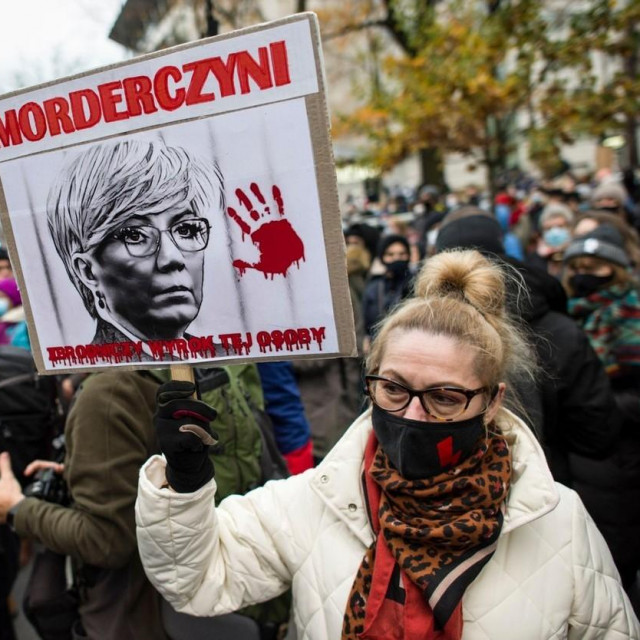 Prosvjednica nosi transparent s likom Julije Przylebske