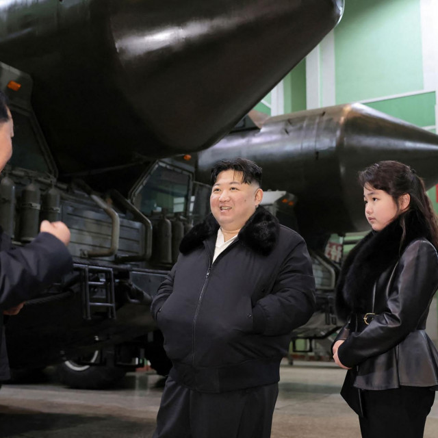 Agencija KCNA objavila je 5. siječnja 2024. godine fotografiju Kim Jong-una i njegove kćeri Kim ju-ae prilikom obilaska vojne tvornice na nenavedenoj lokaciju u Sjevernoj Koreji.