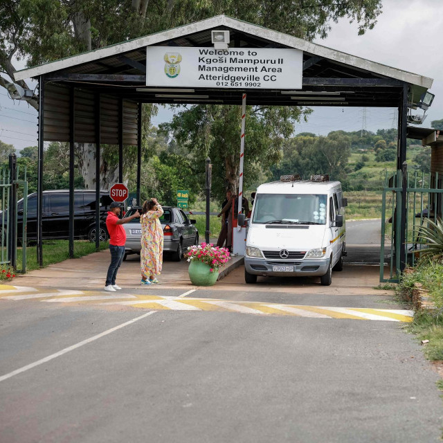 Službeno vozilo izlazi iz zatvora u Pretoriji