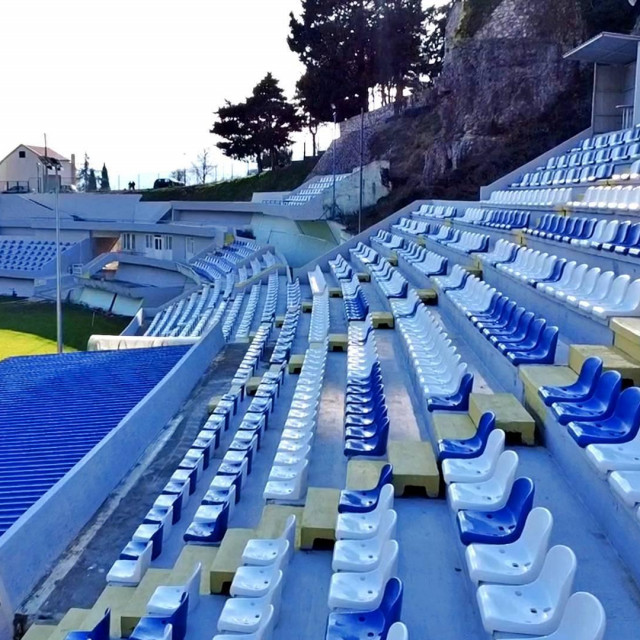 Stadion Gospin dolac s novim plavim stolicama