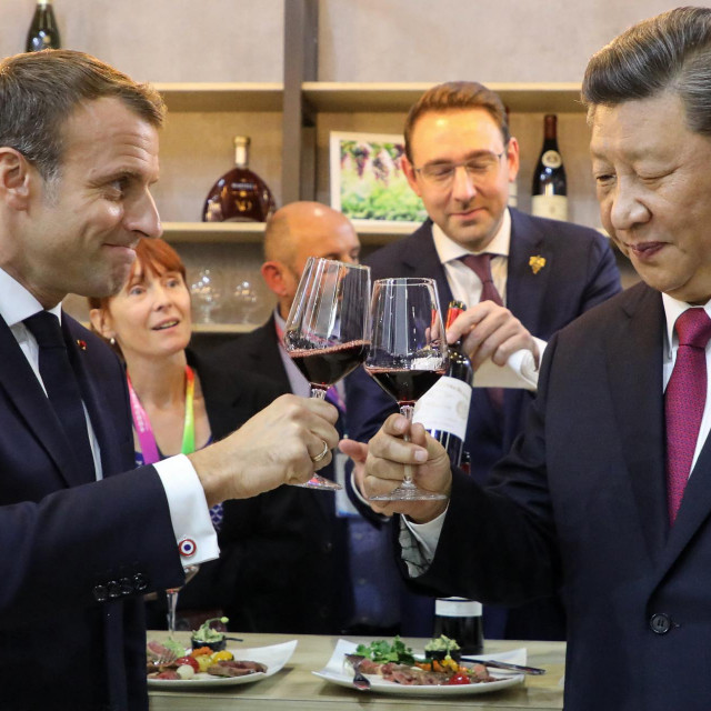 Emmanuel Macron i Xi Jinping popili su vino kada su se 2019. susreli na Kineskom međunarodnom sajmu izvoznika u Šangaju
