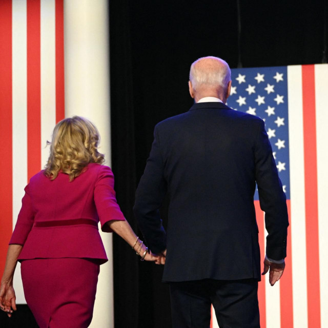 Jill i Joe Biden pri odlasku s pozornice