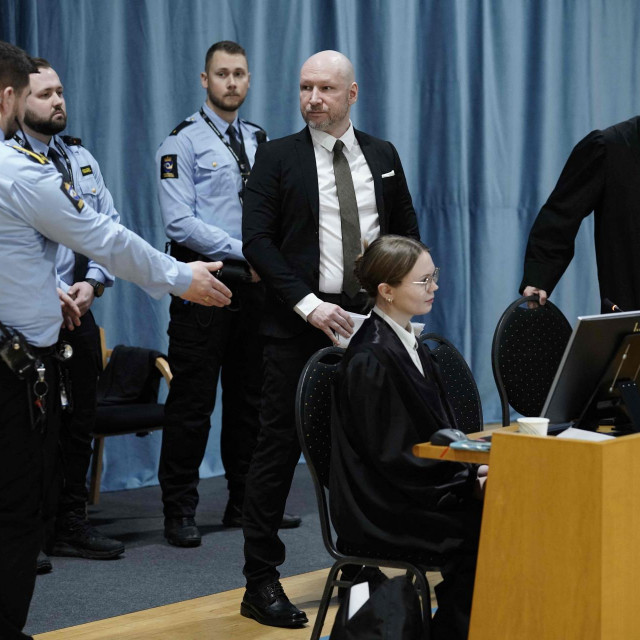 &lt;p&gt;Anders Behring Breivik (sredina)&lt;/p&gt;