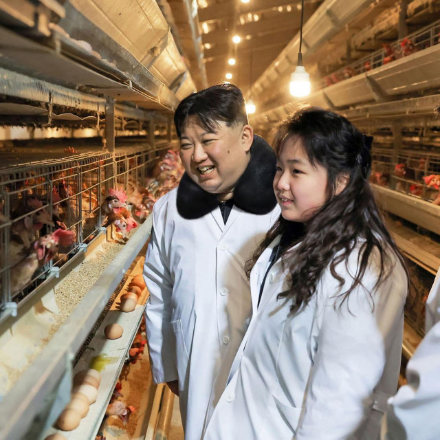 Kim Jong Un  i kći Ju Ae na farmi pilića