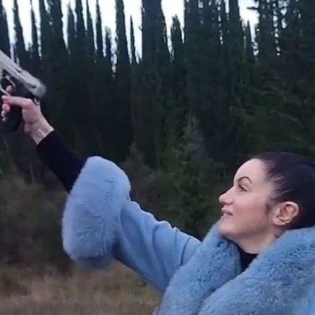 Žena pucala iz pištolja