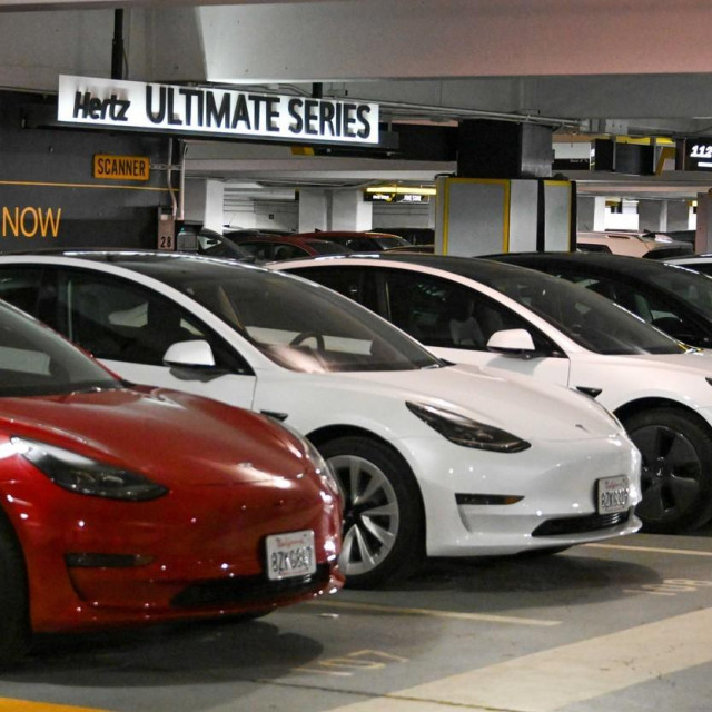 &lt;p&gt;Tesla Model 3 na parkiralištu Hertza (ilustracija)&lt;/p&gt;