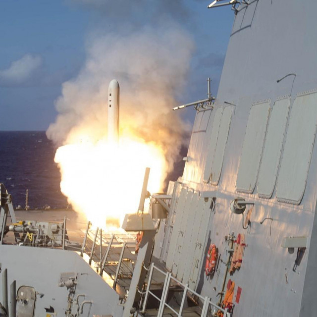 Lansiranje projektila Tomahawk s američkog razarača USS Shoup (DDG 86)