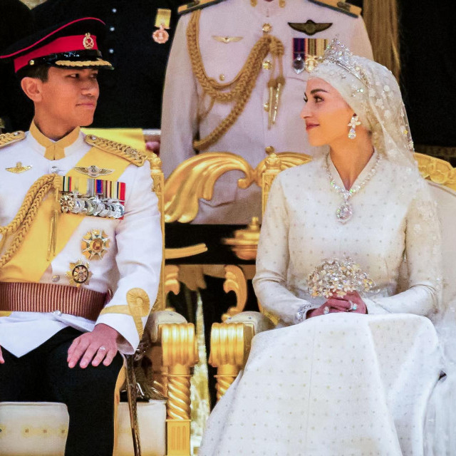 Princ Abdul Mateen i njegova supruga Yang Mulia Anisha Rosnah na raskošnom prijamu u palači  