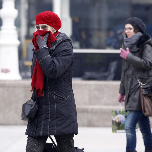 Zagreb, 210117.
Trg bana Jelacica.
Uslijed novog prodora iznimno hladnog vremena gradjani se od hladnoce stite toplom odjecom.