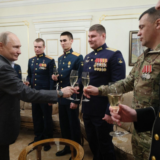 Vladimir Putin nazdravlja s ruskim vojnicima