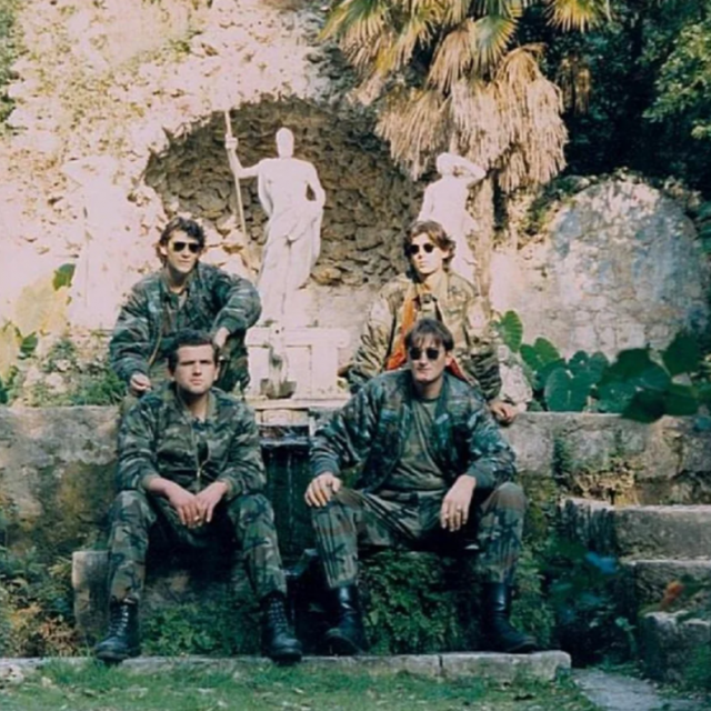 &lt;p&gt;Ivan Šabić i Mate Patrlj (gornji red) sa suborcima Draganom Puljićem i Matom Medvidovićem (donji red) na dubrovačkom ratištu 1992. godine&lt;/p&gt;