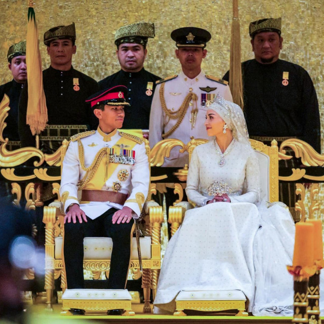 &lt;p&gt;Princ Abdul Mateen i Yang Mulia Anisha Rosnah sjede tijekom ceremonije vjenčanja&lt;/p&gt;