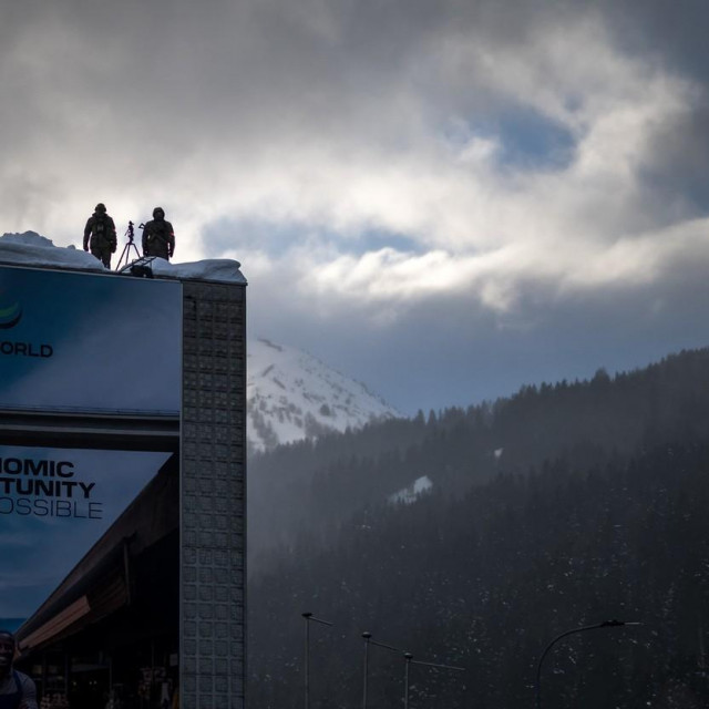 Policajci na krovu zgrade u Davosu