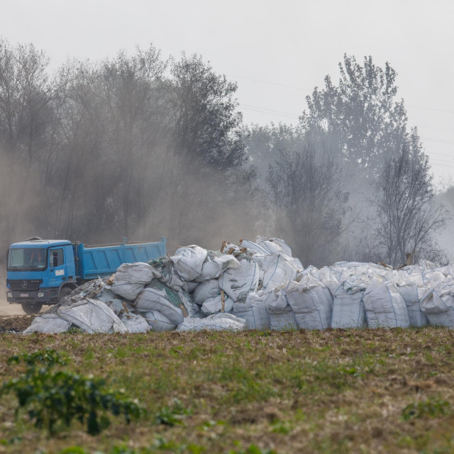 &lt;p&gt;Radovi u dvorištu tvrtke Drava International kod Osijeka nakon ljetošnje havarije u skladištu plastičnog otpada&lt;/p&gt;